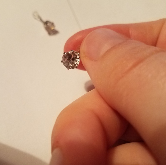 Beautiful Crystal stud earrings!! - Picture 5 of 8